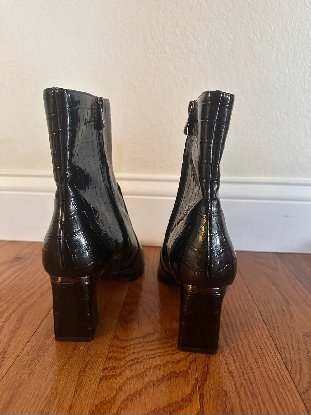 DKNY Sunny Black Croc-Embossed Pointed-Toe Ankle Booties – Size 9.5 (NWOT)